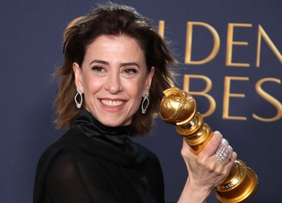 Fernanda Torres com troféu do Globo de Ouro