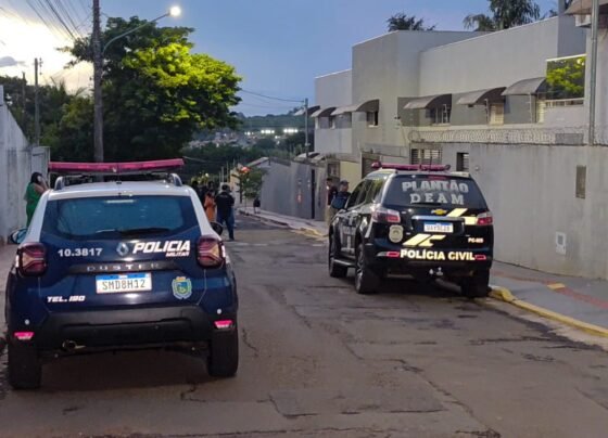Viaturas da PM e Polícia Civil no local após mulher ser esfaqueada