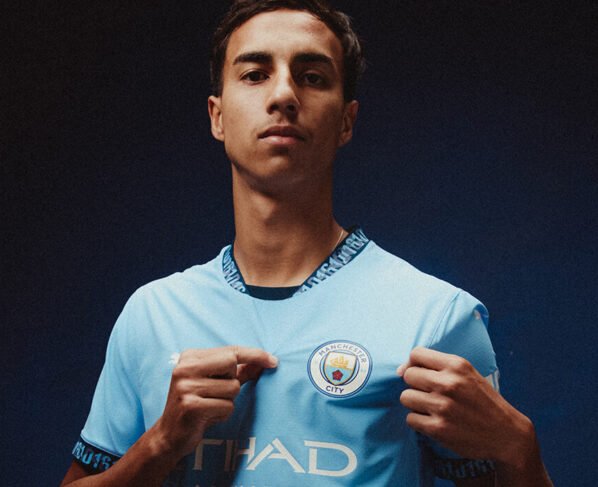 Vitor Reis estreia como título pelo Manchester City