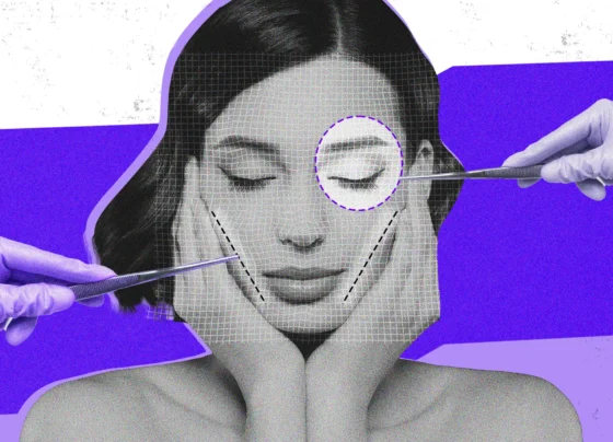 A imagem retrata uma mulher com os olhos fechados e um rosto coberto por uma grade de linhas 3D, com duas mãos enluvadas roxas segurando instrumentos cirúrgicos próximos ao rosto, sugerindo um tema de procedimentos estéticos, sobre um fundo de faixas roxas e brancas.