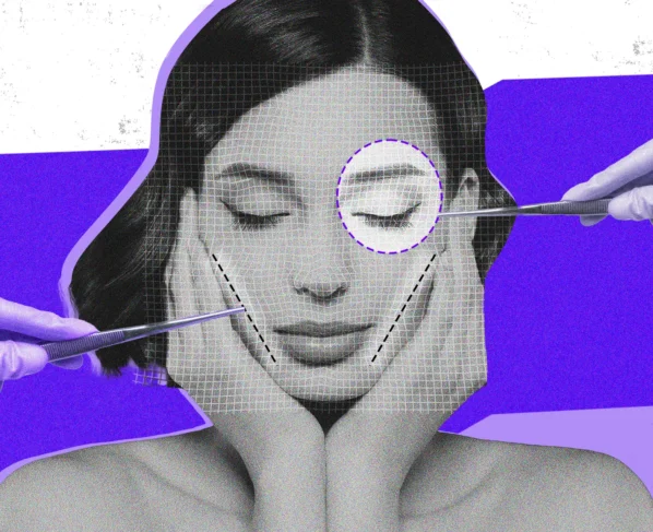 A imagem retrata uma mulher com os olhos fechados e um rosto coberto por uma grade de linhas 3D, com duas mãos enluvadas roxas segurando instrumentos cirúrgicos próximos ao rosto, sugerindo um tema de procedimentos estéticos, sobre um fundo de faixas roxas e brancas.