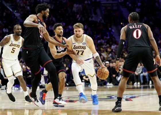 Lakers vencem 76ers com brilho de Doncic. Veja os resultados da NBA - destaque galeria
