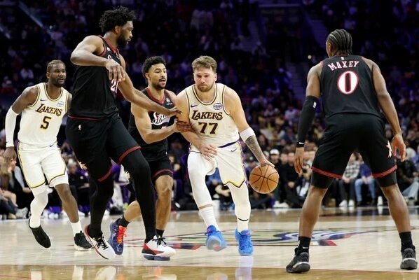 Lakers vencem 76ers com brilho de Doncic. Veja os resultados da NBA - destaque galeria