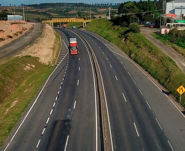 estrada: rodovias no Paraná