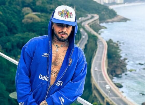 Imagem colorida de Zé Felipe em um topo de uma colina com avenidas ao fundo - Metrópoles