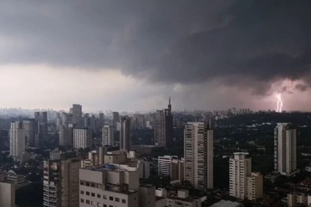 Imagem colorida tempestade em SP; inmet emite alerta laranja - Metrópoles