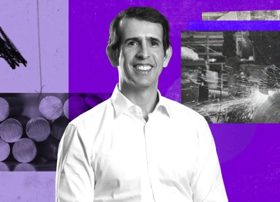 Homem sorrindo em P&B. Fundo roxo com elementos industriais: barras de metal e faíscas de esmerilhadeira.