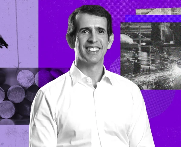 Homem sorrindo em P&B. Fundo roxo com elementos industriais: barras de metal e faíscas de esmerilhadeira.