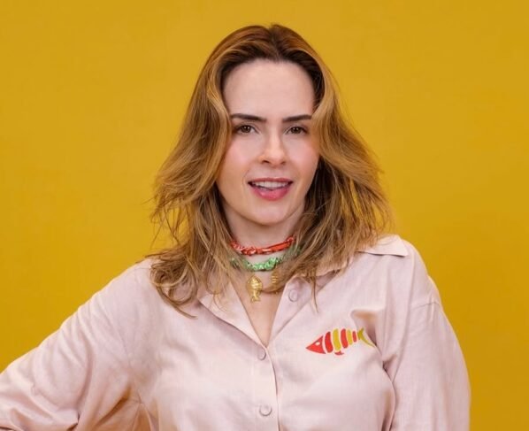 Foto colorida de mulher de cabelo loiro e roupa rosa - Metrópoles