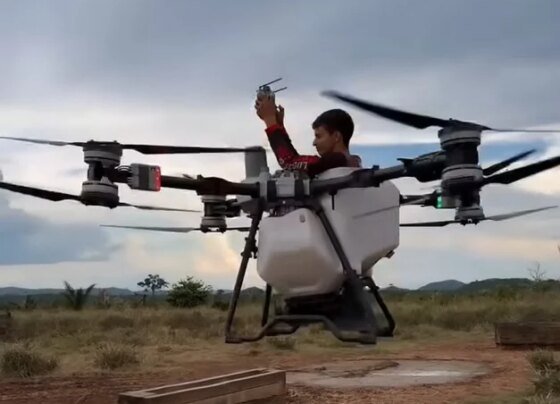 homem usa drone como meio de transporte