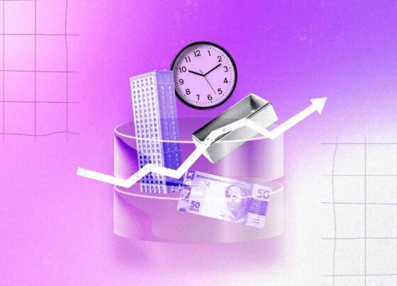 Ilustração conceitual sobre investimentos e mercado financeiro, com gráfico de alta em seta branca, relógio analógico, edifício corporativo, barra metálica e nota de 50 reais, dispostos sobre bases circulares. Fundo roxo com grades sugere tempo, crescimento econômico, renda, ativos financeiros e planejamento de longo prazo.