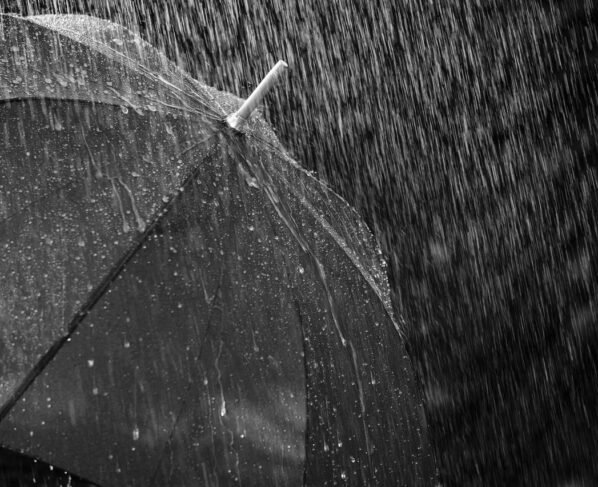 gurada-chuva aberto em temporal