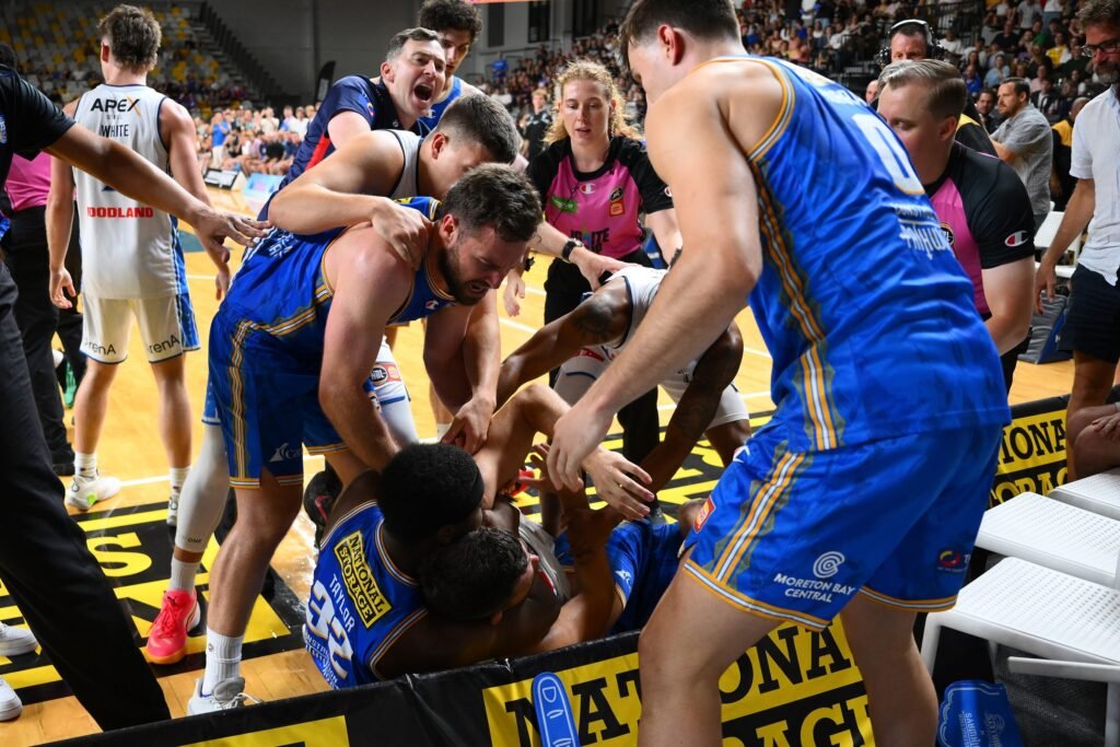 Foto colorida de um jogo da NBL - Metrópoles