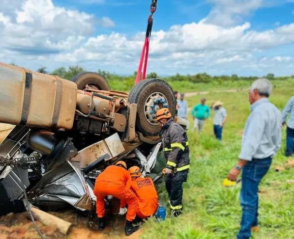 Acidente na MT-244 deixa motorista preso em ferragens