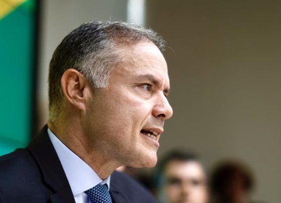 O ministro dos Transportes, Renan Filho, anunciou um endurecimento nas regras e na fiscalização do frete rodoviário no Brasil. As medidas visam garantir o cumprimento do piso mínimo do frete, proteger os caminhoneiros autônomos e evitar paralisações diante da alta dos combustíveis