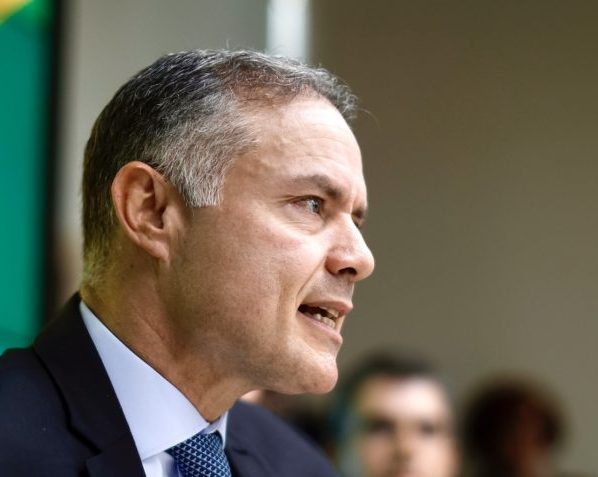O ministro dos Transportes, Renan Filho, anunciou um endurecimento nas regras e na fiscalização do frete rodoviário no Brasil. As medidas visam garantir o cumprimento do piso mínimo do frete, proteger os caminhoneiros autônomos e evitar paralisações diante da alta dos combustíveis