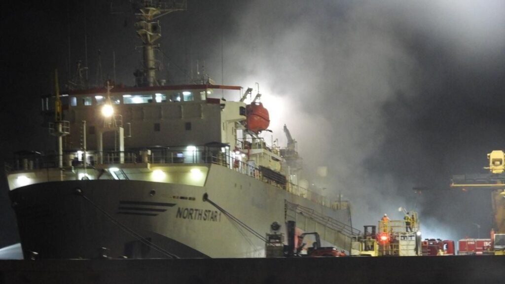 Navio pega fogo no porto de São Sebastião, no litoral de São Paulo