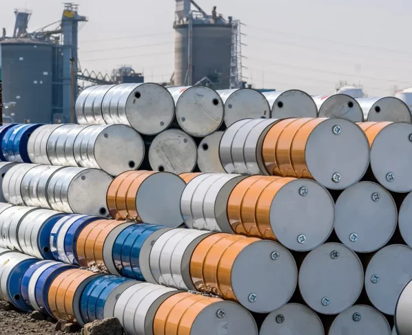 Barris de petróleo empilhados em pátio de resíduos de tanques e contêineres, cidade de Kawasaki, perto de Tóquio, Japão