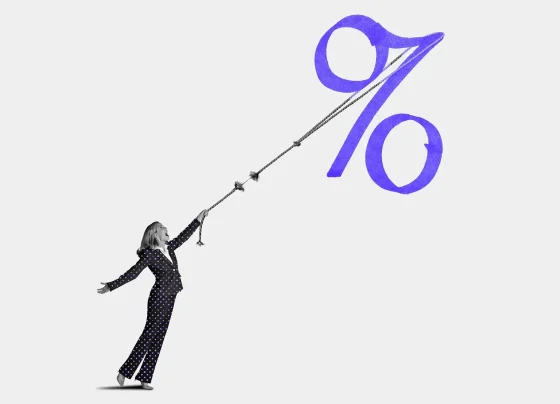 Mulher em terno puxa com esforço uma corda que se rompe, presa a um grande símbolo de porcentagem.