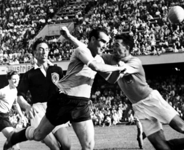 Uruguaia via X Óscar Míguez durante jogo do Uruguai na Copa do Mundo de 1954