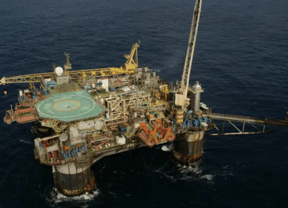 Plataforma de petróleo em operação no mar; OPEP+ anunciou aumento de 206 mil barris por dia na produção a partir de março de 2026