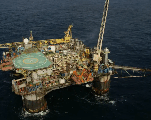 Plataforma de petróleo em operação no mar; OPEP+ anunciou aumento de 206 mil barris por dia na produção a partir de março de 2026