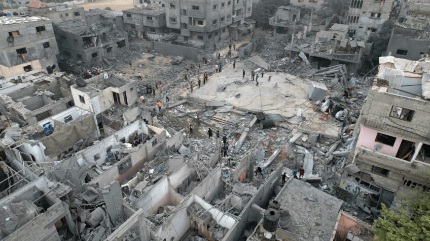 Na imagem, destruição na cidade de Gaza após bombardeio israelense no início da guerra