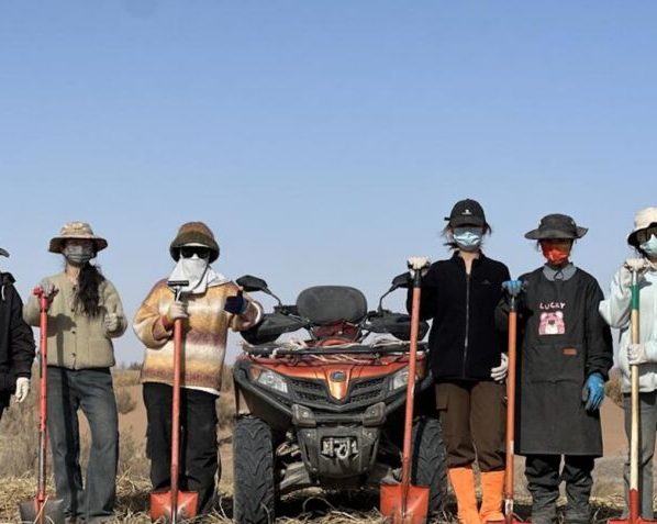 Na imagem, voluntários que plantam árvores para preservar o oásis de Minqin