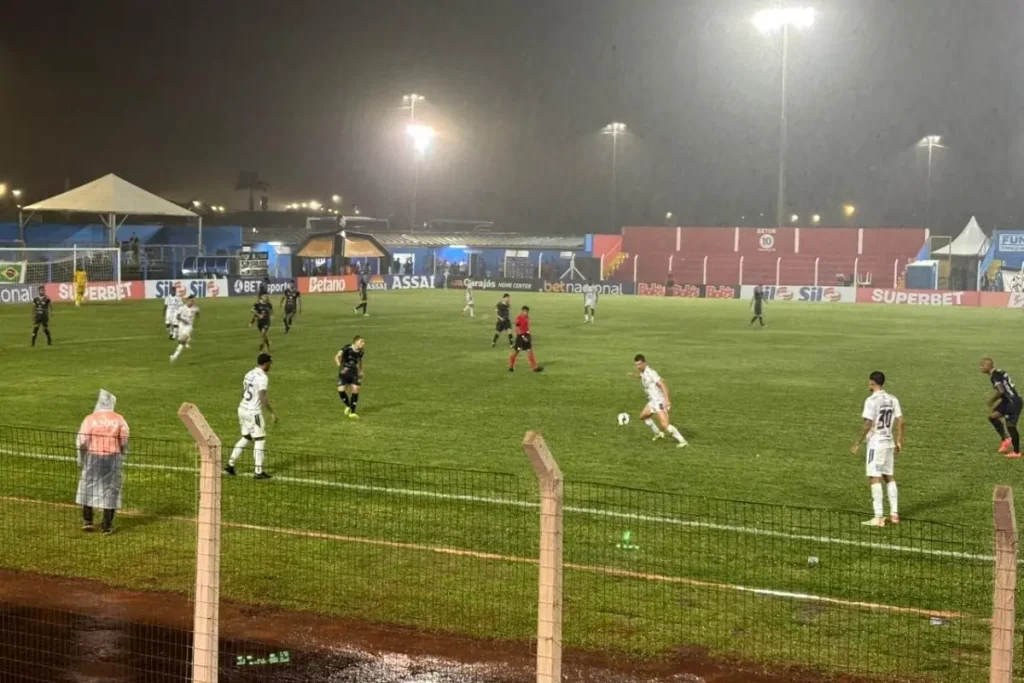 Chuva surpreendeu e caiu durante a partida. (Foto: Isabelly Melo)