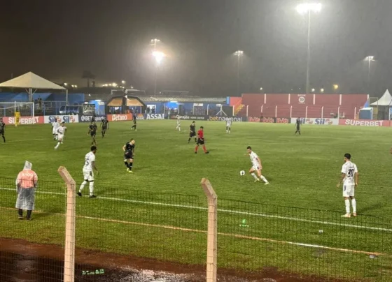 Chuva surpreendeu e caiu durante a partida. (Foto: Isabelly Melo)