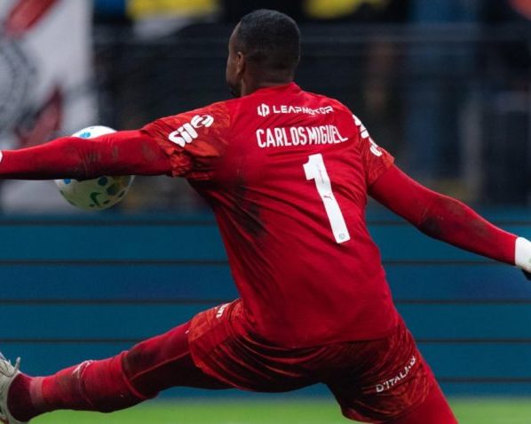Na imagem, o goleiro do Palmeiras, Carlos Miguel, na partida disputada contra o Corinthians pelo Campeonato Brasileiro no domingo (12.abr)