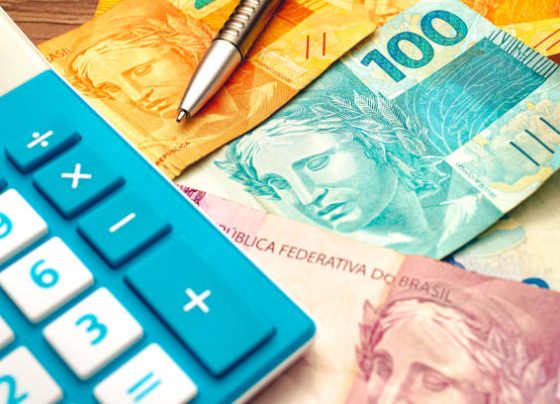 Calculadora ao lado de notas em reais