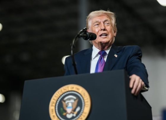 Na imagem, o presidente Donald Trump em discurso