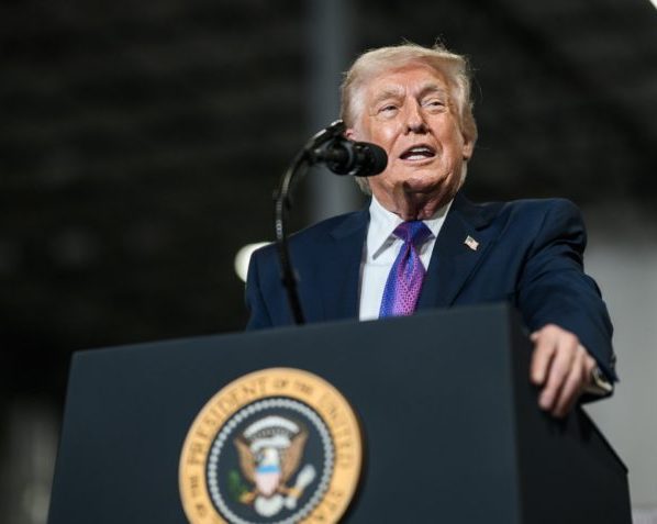 Na imagem, o presidente Donald Trump em discurso