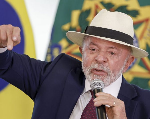 O presidente Luiz Inácio Lula da Silva (PT) assinou, durante ato no Palácio do Planalto nesta 3ª feira (28.abr.2026) o decreto do acordo de comércio entre a União Europeia e o Mercosul. O Congresso promulgou o tratado em 17 de março. O acordo começa a valer de maneira gradual a partir de 1º de maio de 2026.