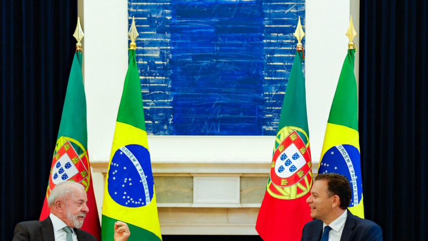 O presidente da República, Luiz Inácio Lula da Silva (PT), durante reunião privada com o primeiro-ministro da República Portuguesa, Luís Montenegro (PSD, direita) no Palácio de São Bento, em Portugal