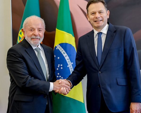 O presidente da República, Luiz Inácio Lula da Silva (PT), durante reunião privada com o Primeiro-Ministro da República Portuguesa, Luís Montenegro (PSD, direita) no Palácio de São Bento, em Portugal