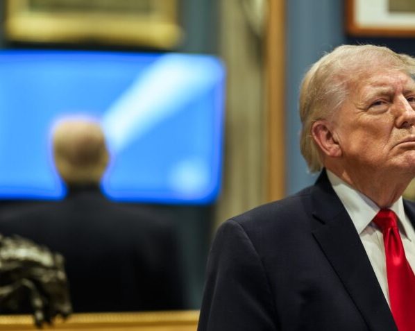 Donald Trump assiste ao lançamento da Artemis 2, no Salão Oval, na Casa Branca