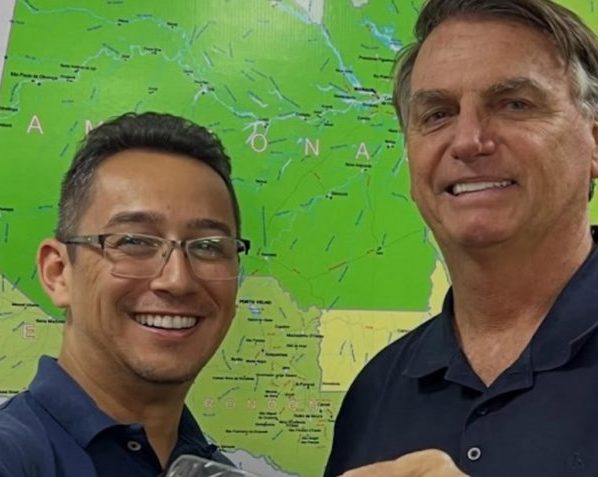 Irmão de criação de Michelle Bolsonaro, Carlos Eduardo Antunes Torres, e o ex-presidente Jair Bolsonaro