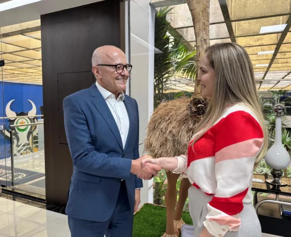 Pivetta cumprimentando sargento da PM Adriana Rodrigues