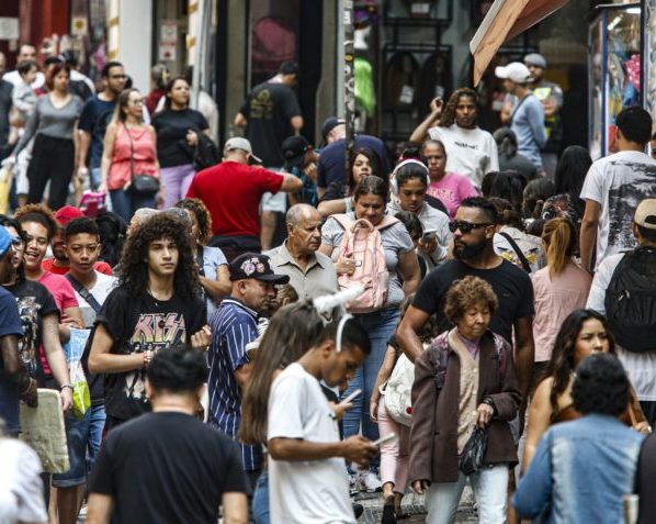 Movimento no comércio de São Paulo na rua 25 de Março
