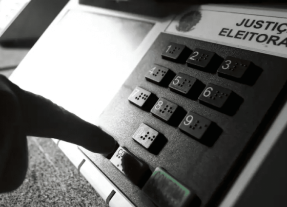 A campanha reforça a necessidade de regularização até a data-limite; na imagem, urna eletrônica