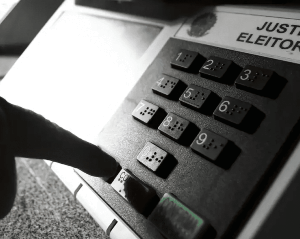 A campanha reforça a necessidade de regularização até a data-limite; na imagem, urna eletrônica