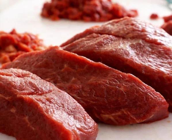 pedaços de carne bovina