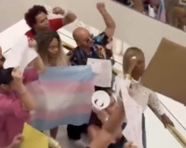 Com gritos de "libera meu xixi, respeita as travestis", manifestantes se reuniram no Barra Shopping na 6ª feira (1º.mai.2026)