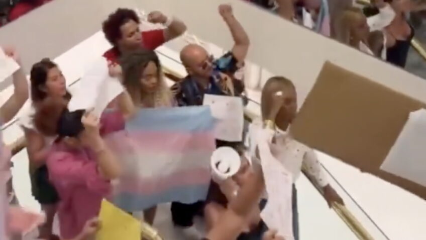 Com gritos de "libera meu xixi, respeita as travestis", manifestantes se reuniram no Barra Shopping na 6ª feira (1º.mai.2026)