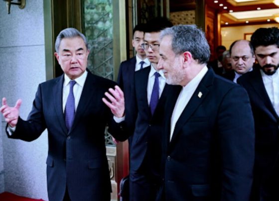 O ministro das Relações Exteriores da China, Wang Yi (esquerda) conversando com o chanceler iraniano Seyed Abbas Araghchi (direita)