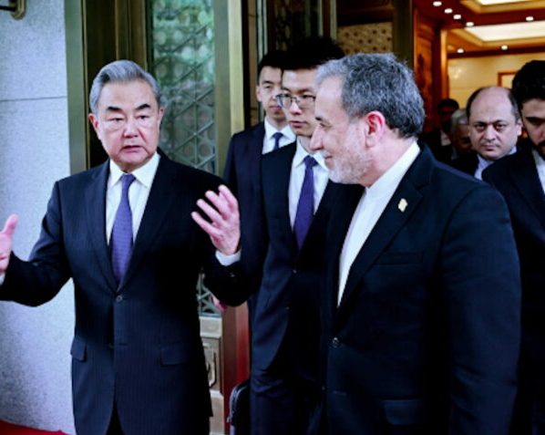 O ministro das Relações Exteriores da China, Wang Yi (esquerda) conversando com o chanceler iraniano Seyed Abbas Araghchi (direita)