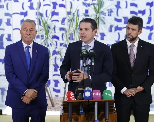 Hugo Motta concede entrevista após reunião do Colégio de Líderes