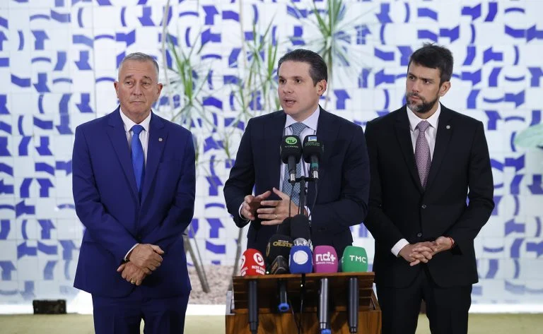 Hugo Motta concede entrevista após reunião do Colégio de Líderes